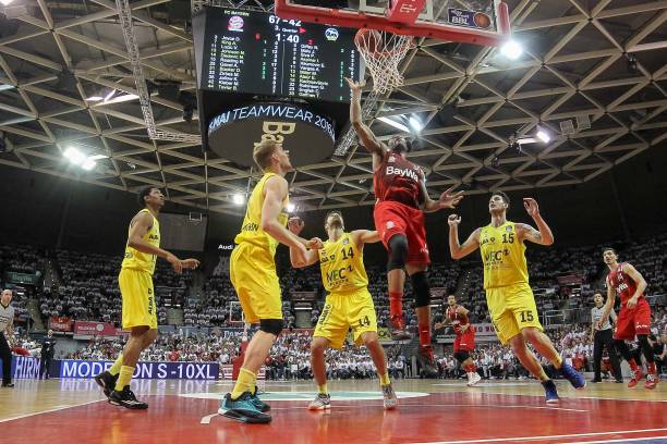 员在赛后接 员在赛后接